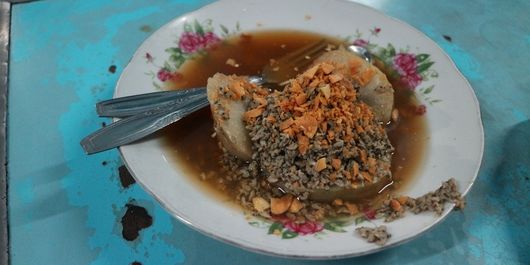 Seporsi ontong kupang di Warung Lontong Kupang Bu Ning di bilangan Pasar Keraton, Pasuruan, Jawa Timur, Selasa (5/6/2018). Lontong kupang merupakan salah satu makanan khas Pasuruan