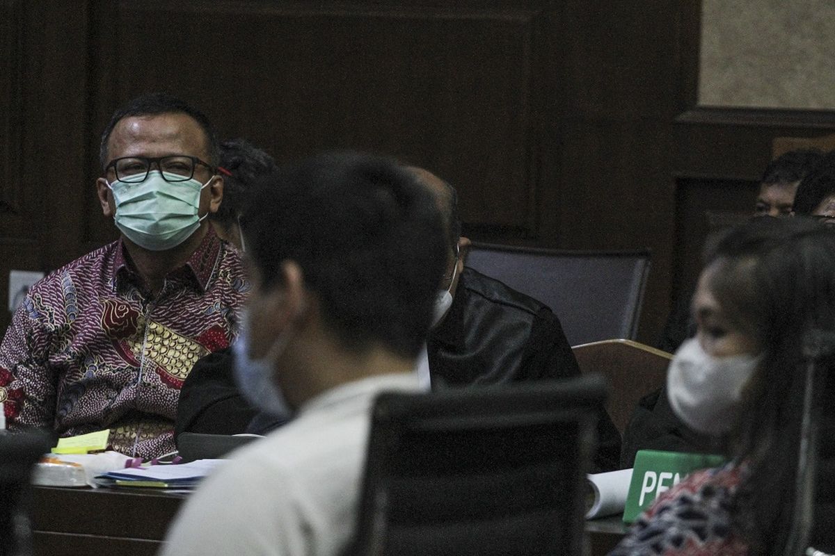Terdakwa kasus suap izin ekspor benih lobster tahun 2020 Edhy Prabowo (kiri) menjalani sidang lanjutan di Pengadilan Tipikor, Jakarta, Selasa (8/6/2021). Agenda sidang lanjutan mantan Menteri Kelautan dan Perikanan tersebut adalah mendengarkan sejumlah keterangan saksi. ANTARA FOTO/Asprilla Dwi Adha/wsj.