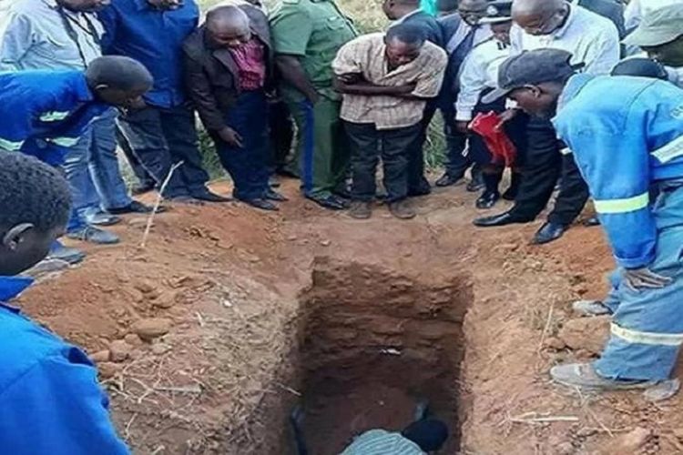 Potongan video memperlihatkan petugas dan warga di Chidiza, Zambia, mengamati kuburan tempat seorang pendeta yang dikubur hidup-hidup. Pendeta muda bernama James Sakara itu tewas dalam upayanya meniru Yesus yang bangkit setelah tiga hari dikubur.