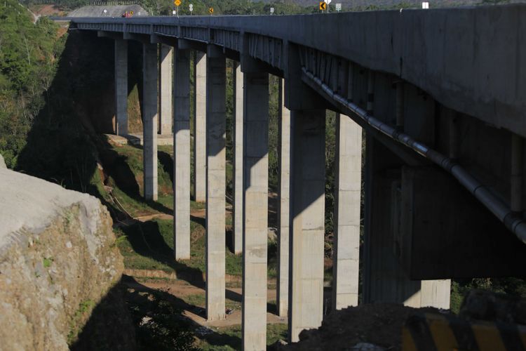 Jembatan Tungtang di Ruas Tol Bawen-Salatiga. Ruas tol ini akan dibuka secara fungsional pada H-7 hingga H+7 Lebaran. Tampak para pekerja masih menyelesaikan tahap akhir pembangunan jalan sepanjang 17,6 kilometer ini, Jumat (16/6/2017).
