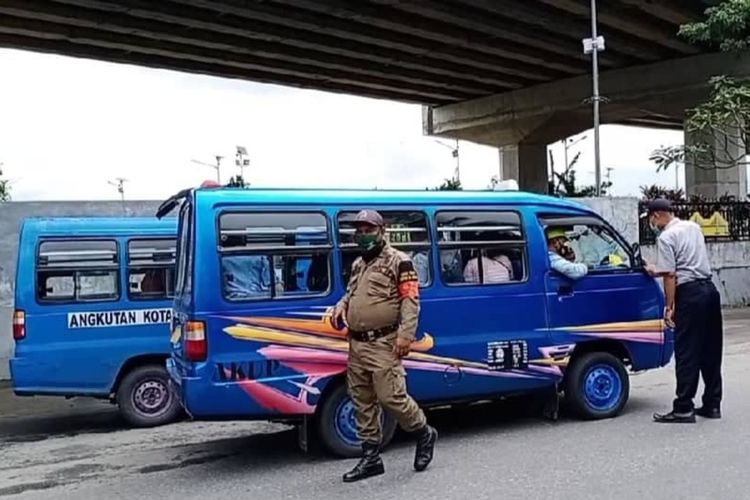 Petugas Dinas Perhubungan Kota Ambon dibantu aparat TNI Polri dan satuan polisi pamong praja menggelar razia angkitan kota yang memuat  penumpang lebih dari ketentuan PSBB di Jalan Jenderal Sudirman Ambon, Kamis (30/7/2020)