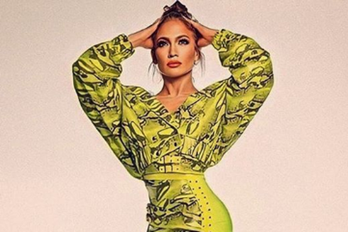 J.Lo Tampil Seksi dengan Wedges Motif Ular Piton Hijau