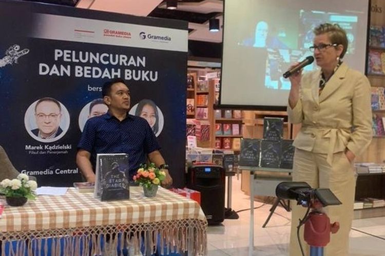 Duta Besar Polandia untuk Indonesia, Beata Stoczynska dan Chief Editor GPU, Andi Tarigan dalam acara Peluncuran buku The Star Diaries di Gramedia Central Park, pada Rabu (30/11/2022)