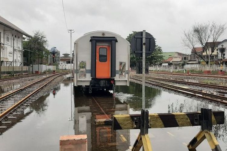 Keadaan banjir di Stasiun Tawang Semarang.