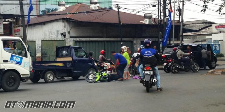 Pengendara yang terjatuh ketika menerobos lampu merah