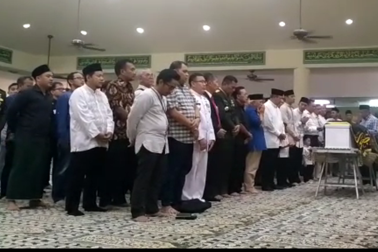 Shalat jenazah untuk almarhumah Ibu Ani Yudhoyono di masjid KBRI di Singapura, Sabtu (1/6/2019).
