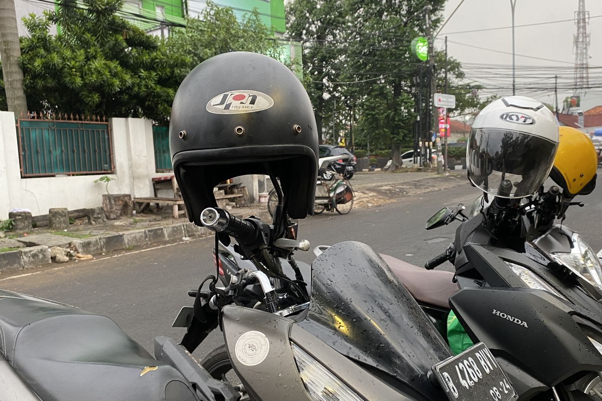 Helm motor digantung di spion, kebiasaan kurang baik yang harus dihindari