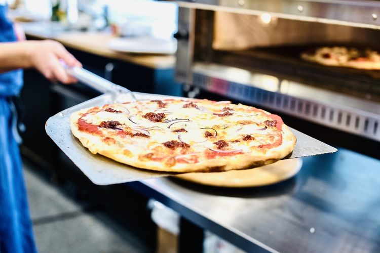 Cara Membuat Pizza Teflon Ala Rumahan, Adonan Tipis dan Keju Lumer
