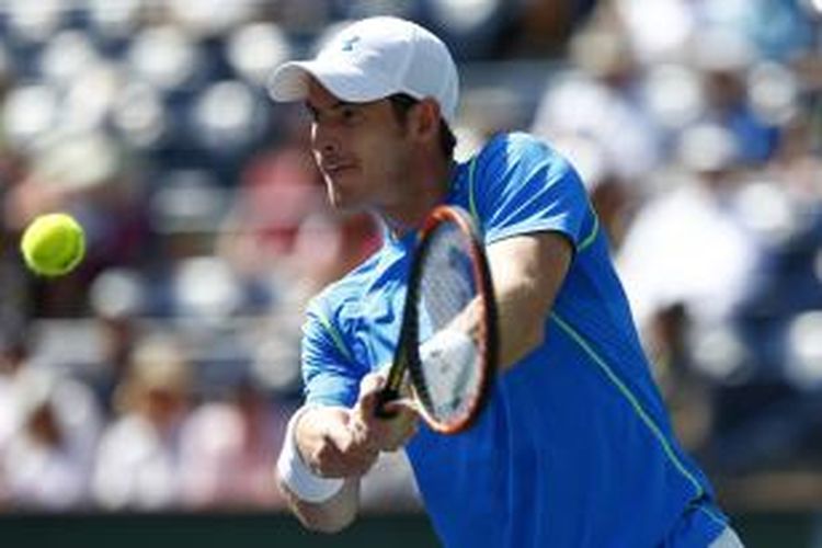 Petenis Inggris, Andy Murray, mengembalikan bola ke arah petenis Jerman, Philipp Kohlschreiber, pada babak ketiga BNP Paribas Terbuka di Indian Wells, Senin (16/3/2015).