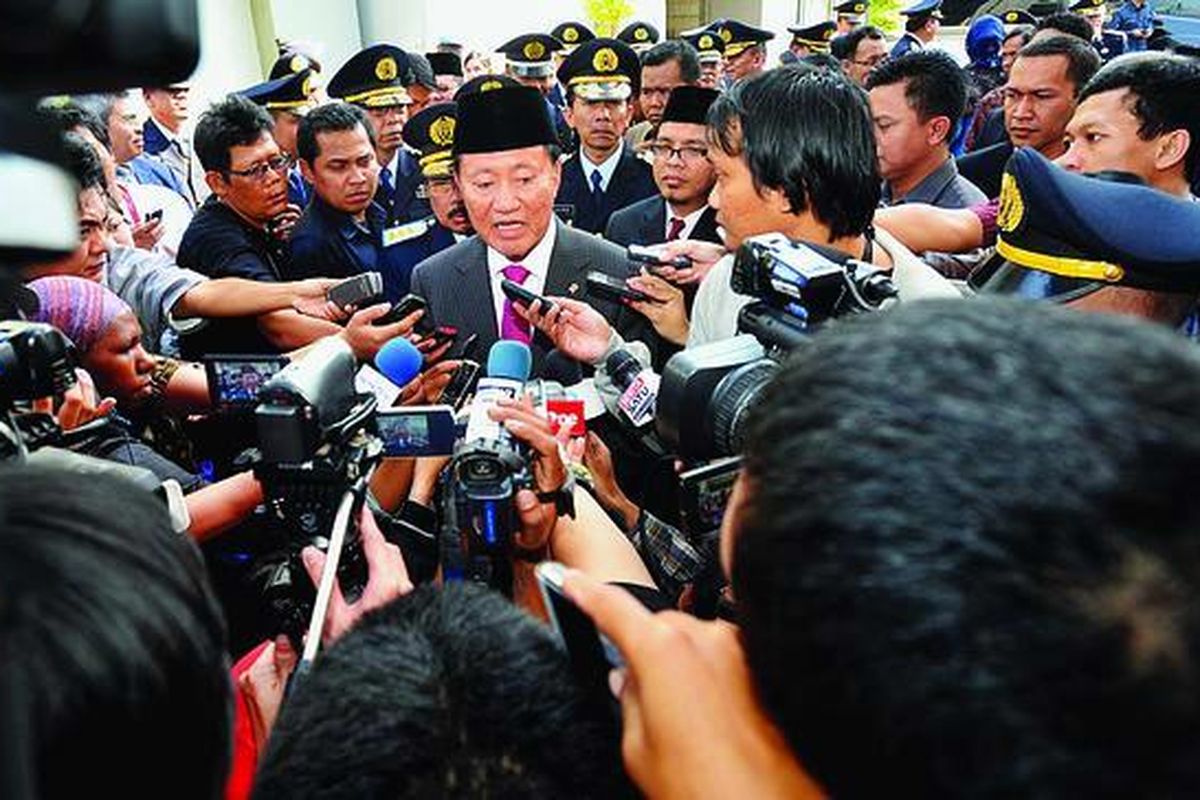 Menteri Hukum dan Hak Asasi Manusia Amir Syamsuddin  memberikan keterangan kepada wartawan seusai penyerahan remisi di Lembaga Pemasyarakatan Kelas I Cipinang, Jakarta, Jumat (17/8). Sebanyak 58.595 narapidana di seluruh Indonesia menerima remisi umum dalam rangka peringatan Hari Kemerdekaan 17 Agustus 2012.