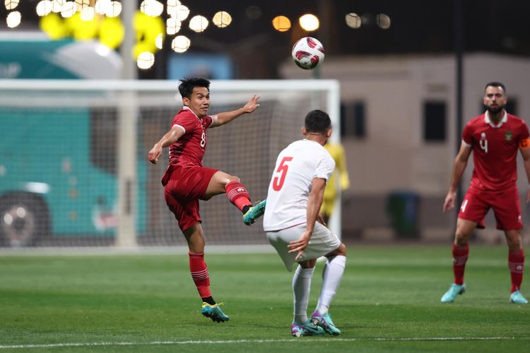 Aksi timnas Indonesia saat beruji coba melawan Iran. Timnas kalah 0-5 dari Iran di Al Rayyan Sports Club, Doha, Qatar, Selasa (9/1/2024).