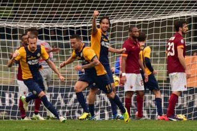 Gelandang Hellas Verona, Bosko Jankovic (nomor 11) saat merayakan golnya ke gawang AS Roma, pada pertandingan lanjutan Serie-A, di Bentegodi Stadium, Minggu (22/2/2015). Kedua tim bermain 1-1 pada laga tersebut. 