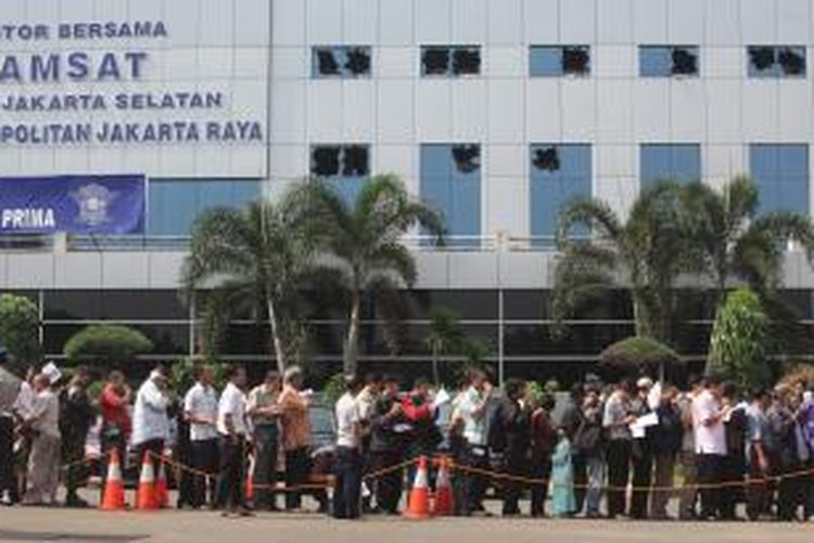Antrean warga yang hendak mengurus perpanjangan Surat Tanda Nomor Kendaraan di bus pelayanan STNK keliling di Polda Metro Jaya, JAkarta Selatan, Kamis (19/5/2011). Penggunaan bus keliling tersebut dilakukan setelah lantai 3 kantor Samsat Jakarta Selatan di komplek Polda Metro Jaya terbakar. 
