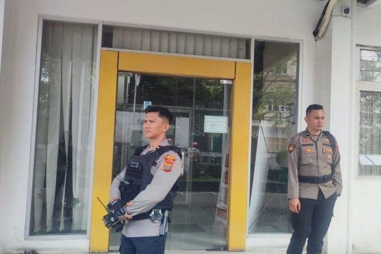 Sejumlah petugas kepolisian sedang berjaga di pintu masuk Kantor PUPR Sumut jalan Sakti Lubis, Medan, Selasa (1/7/2025). Ada lebih dari enam orang KPK yang menggeledah kantor PUPR Sumut. 

