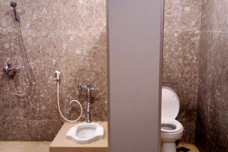 Kondisi kloset jongkok tanpa sekat di toilet pria, lantai 3, Gedung MCC, Kota Malang yang sebelahnya terdapat kloset duduk dengan sekat pada Selasa (13/12/2022). 