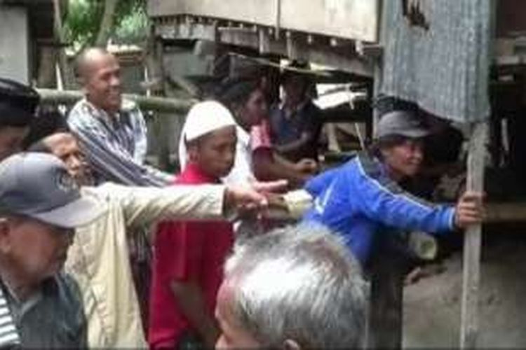 Tradisi mengangkat kapal atau rumah berbobot puluhan ton adalah salah satu wujud tradisi siwaliparri dalam memupuk gotong royong dan kebersamaan ala Suku Mandar di Polewali Mandar.