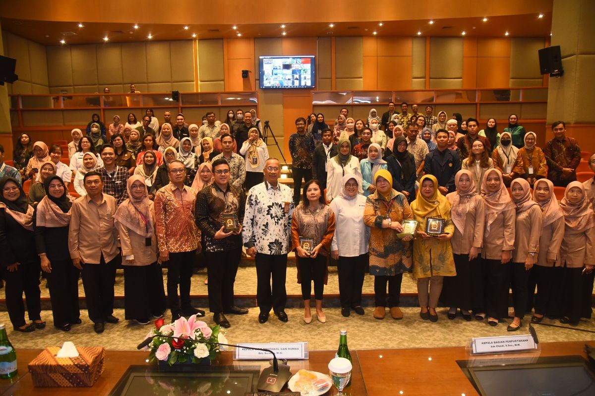 Kepala Biro Protokol dan Hubungan Masyarakat Setjen DPR RI Suratna melakukan foto bersama usai membuka seminar bertajuk ?Seminar Strategi Layanan Informasi di Era Global: Manfaat Kolaborasi Internasional? di Ruang Abdul Muis, Gedung Nusantara, DPR RI, Senayan, Jakarta, Selasa (27/2/2024).