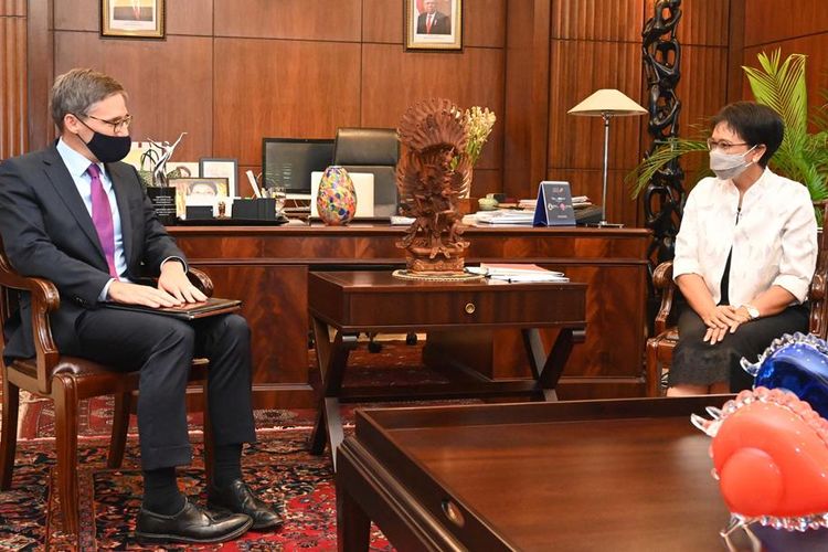 Pertemuan Konselor Departemen Luar Negeri Amerika Serikat Derek Chollet dengan Menteri Luar Negeri Indonesia Retno Marsudi pada Kamis (21/10/2021) di Jakarta.