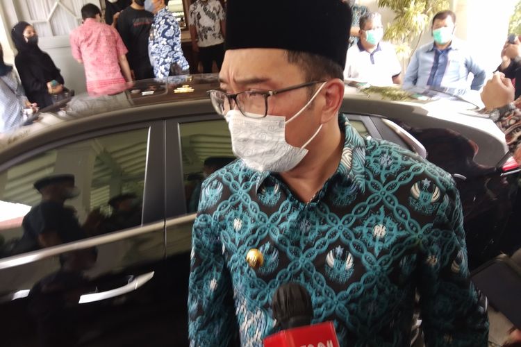 Gubernur Jawa Barat Ridwan Kamil saat melayat ke rumah duka Wali Kota Bandung Oded M Danial di Pendopo Kota Bandung, Jumat (10/12/2021).