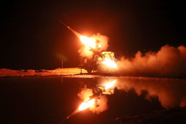 Tentara Iran menembakkan rudal dalam latihan militer di Pantai Makran, Teluk Oman, dekat Selat Hormuz pada 31 Desember 2022.