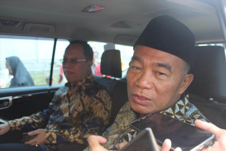 Menteri Pendidikan dan Kebudayaan (Mendikbud), Muhadjir Effendy, usai menjadi pembicara dalam acara Tablig Akbar dan Silaturrahmi warga Muhammadiyah di Lapangan Jogoroto, Kabupaten Jombang, Jawa Timur, Minggu (28/7/2019). 