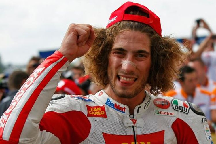 Pebalap MotoGP asal Italia, Marco Simoncelli. Simoncelli meninggal dunia setelah terjatuh di Tikungan 11 Sirkuit Sepang pada MotoGP Malaysia 2011. (Sumber foto: Dok. MotoGP)