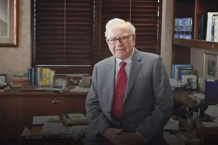 Warren Buffett merupakan salah satu orang terkaya di dunia yang menerapkan kebiasaan membaca.