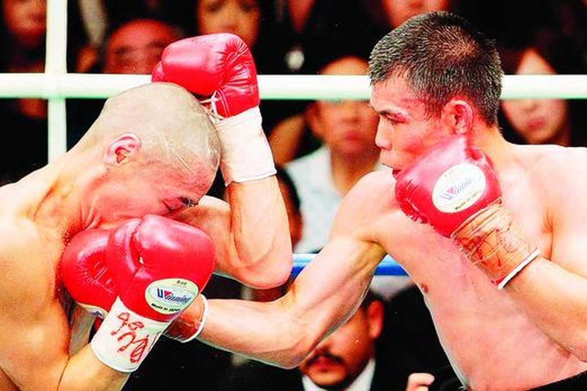 Juara tinju kelas bulu WBA, Chris John (kanan), melawan penantangnya, Hiroyuki Enoki dari Jepang, dalam pertarungan perebutan gelar di Tokyo, Jepang, Jumat (24/10). Dalam pertarungan itu, Chris John menang angka mutlak.  