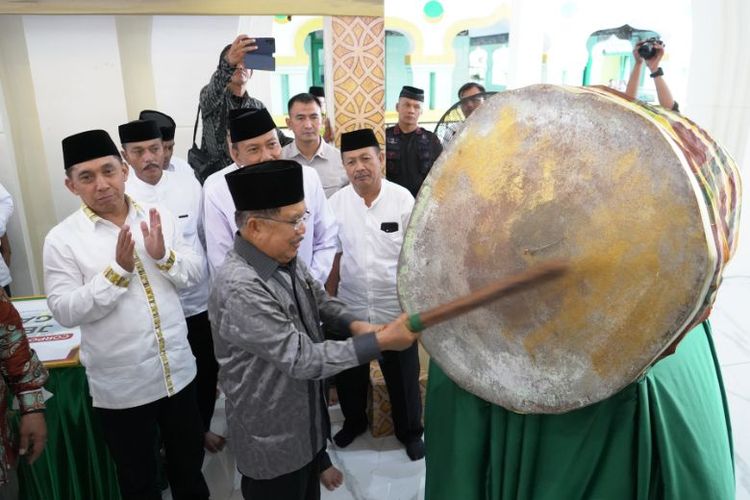 Muhammad Jusuf Kalla saat meresmikan Masjid Raya Bukaka.