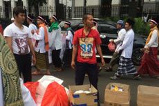 Makanan Gratis untuk Peserta Doa Bersama yang Melintas di Jalan Budi Kemuliaan