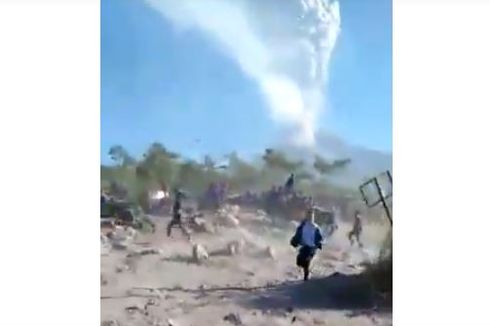[HOAKS] Video Erupsi Gunung Merapi Beredar di WhatsApp