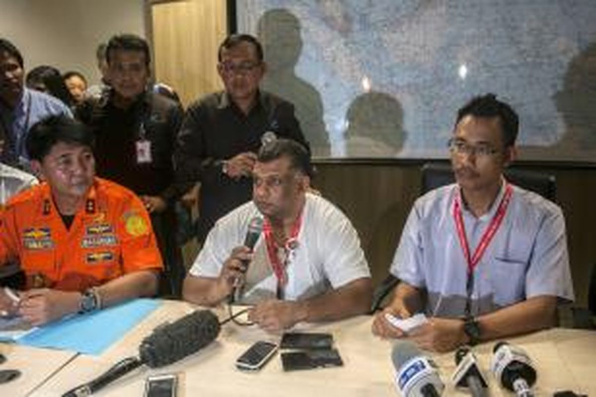 CEO AirAsia Tony Fernandez (tengah), Direktur Utama AirAsia Indonesia Sunu Widiatmoko (kanan), dan kepala Basarnas Surabaya Hernanto (kiri), dalam konferensi pers di Bandara Juanda, Surabaya, Minggu (28/12/2014) malam, setelah pesawat AirAsia berkode penerbangan QZ8501 hilang kontak pada Minggu pagi. 
