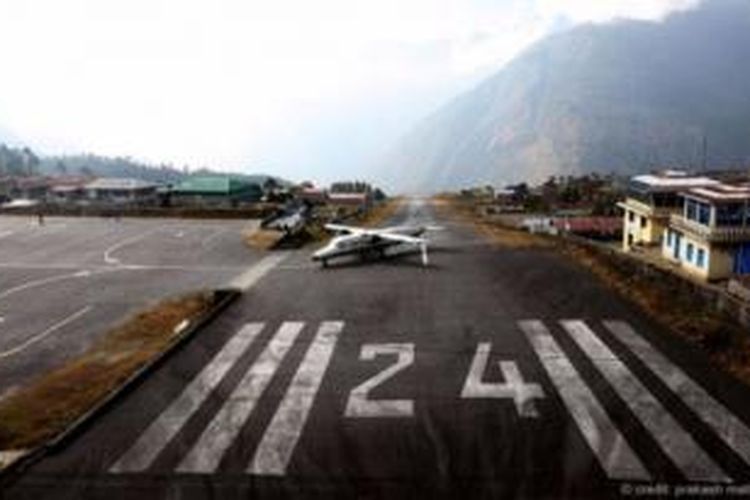 Tingkat kesulitan yang tinggi saat mendarat di bandara Tenzing-Hillary, Nepal membuat para pilot tak boleh membuat kesalahan.