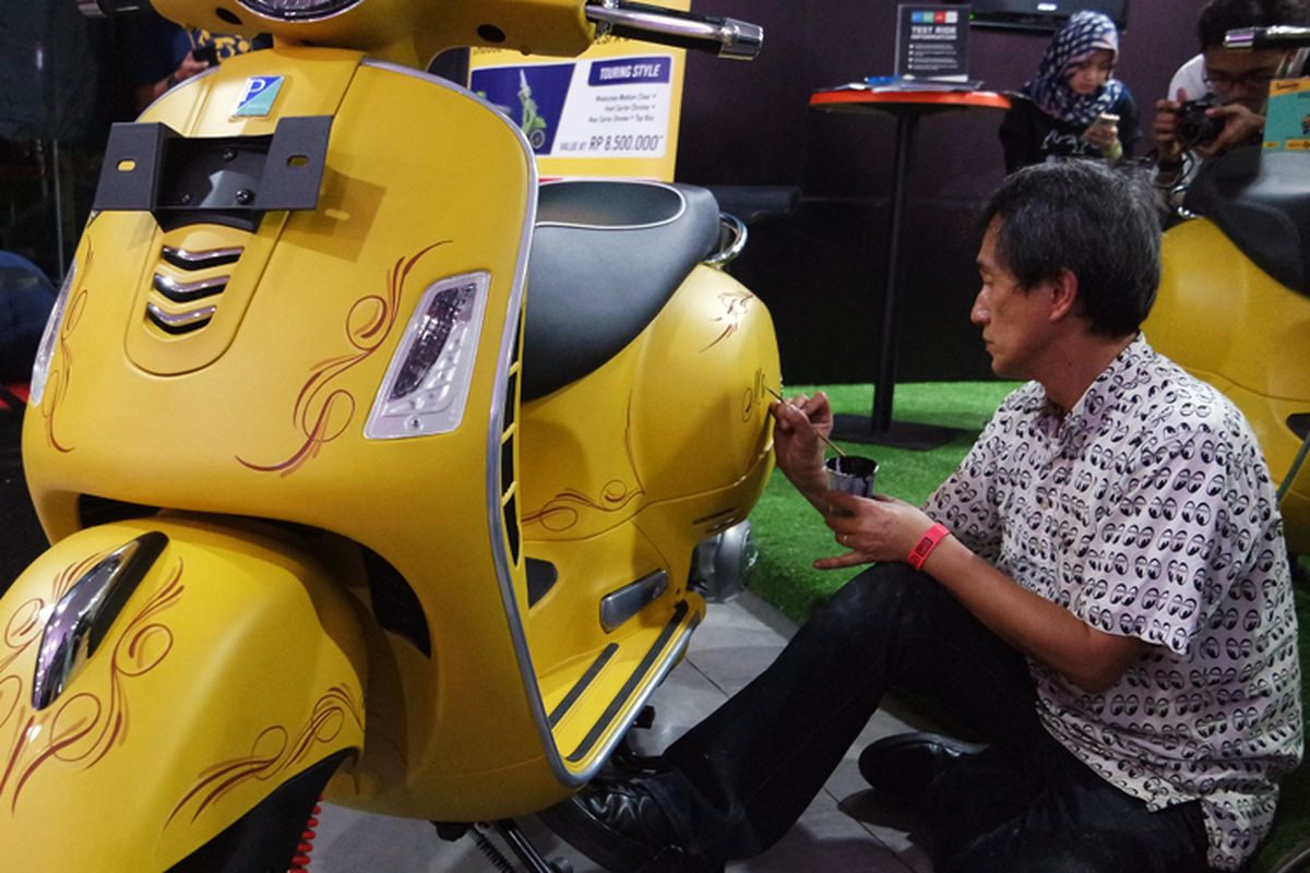 Hiro Wildman Ishii of (Mooneyes) menggambar di bodi Vespa di Kustomfest 2017.