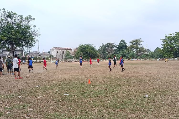 Ketika Lapangan Bola di Tengah Makam Jadi Ruang Berkumpul Warga Teluk Pucung Bekasi...