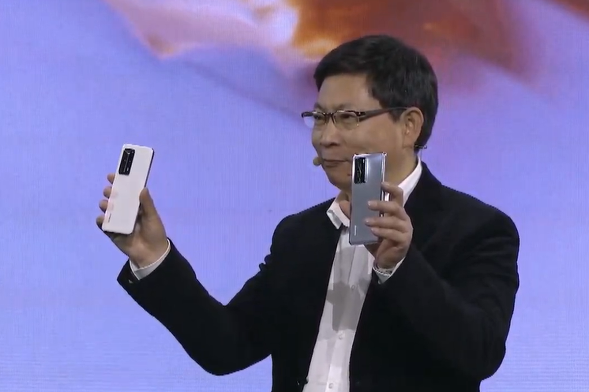 CEO Huawei Consumer Business Group, Richard Yu, menggenggam Huawei P40 Pro Plus (kiri) dan P40 Pro (kanan).