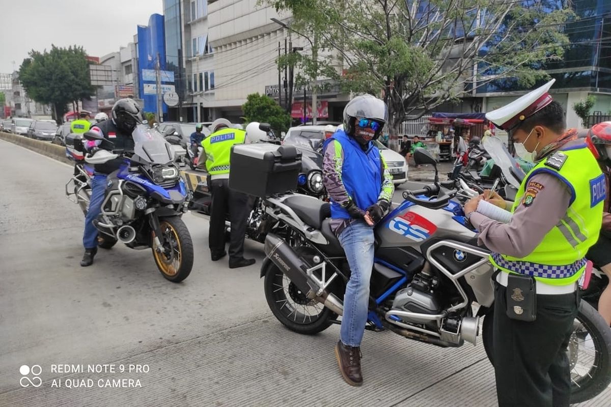 Rombongan moge ditilang setelah menerobos jalur TransJakarta di daerah Cideng, Jakarta Pusat