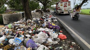 Pasca-Lebaran, Sampah Meluber hingga ke Bahu Jalan Raya Indramayu-Cirebon