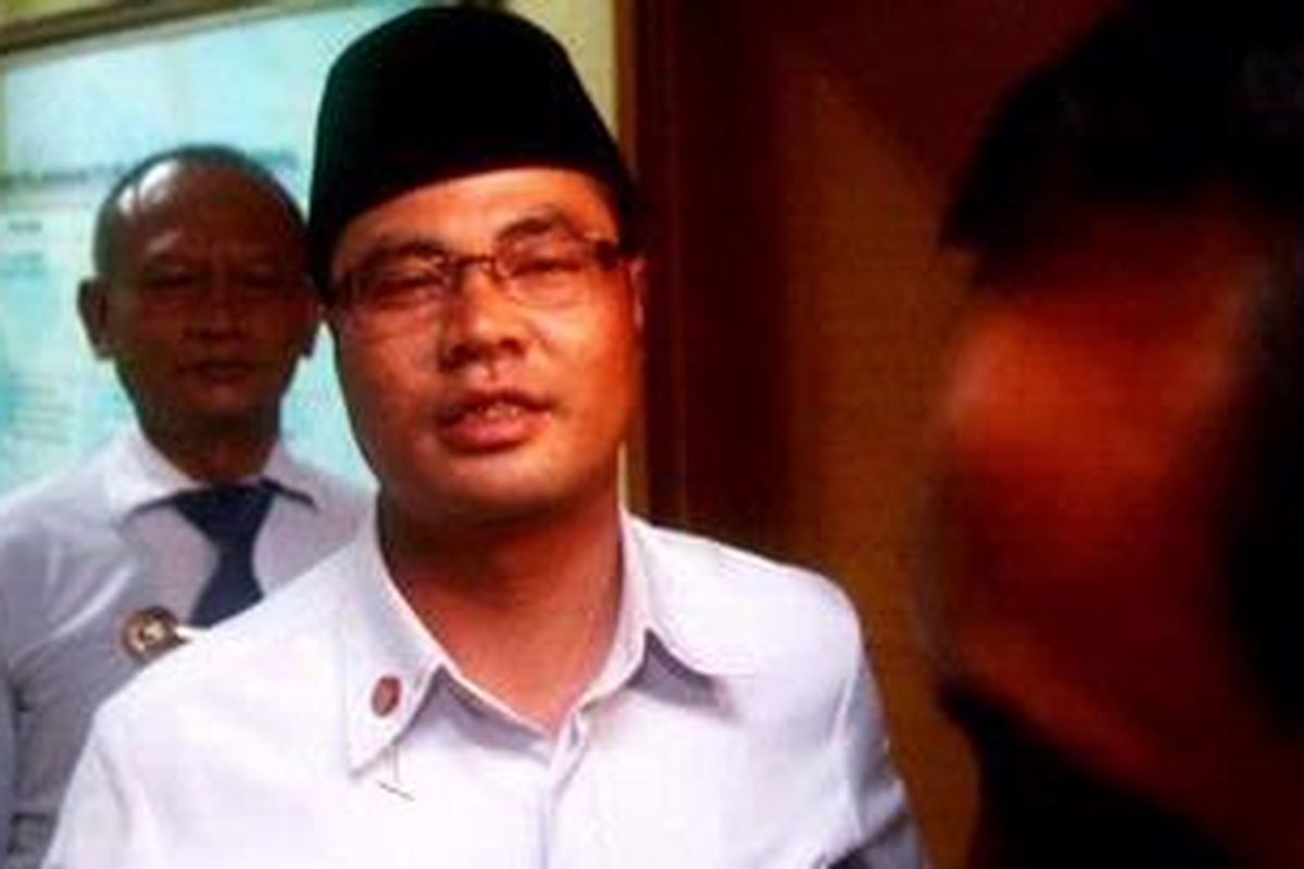 Bupati Garut Aceng HM Fikri (berpeci) hadir di Bareskrim Mapolda Jawa Barat, Bandung, Jawa Barat, memenuhi panggilan terkait pemeriksaan kasus dugaan penipuan yang dilakukannya terhadap Asep Rahmat Kurnia Jaya, Senin (10/12/2012). Dirinya dan Asep dihadirkan di Mapolda guna penyidikan kasus dugaan penipuan yang dilakukan Aceng atas janji jabatan Wakil Bupati menggantikan Dicky Chandra yang mengundurkan diri dengan menyerahkan uang sebesar US 25.000. 