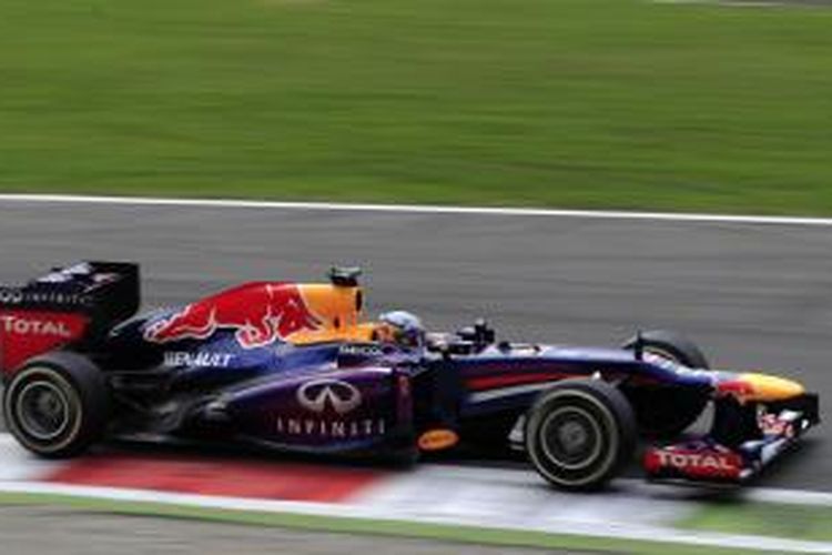 Pebalap Red Bull Racing asal Jerman, Sebastian Vettel, mengendarai mobilnya pada GP Italia di Sirkuit Monza, Minggu (8/9/2013).