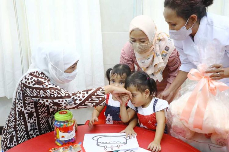 Khofifah melepas kepulangan bayi kembar siam Annaya-Innaya di RSUD Dr Soetomo Surabaya, Selasa (28/6/2022).