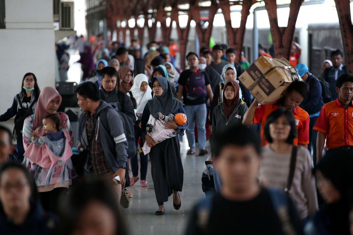 Suasana arus balik mudik Lebaran di Stasiun Pasar Senen, Jakarta Pusat, Selasa (19/6/2018). Hingga pukul 09.00 wib jumlah penumpang turun di Stasiun Senen mencapai 22.731 penumpang.