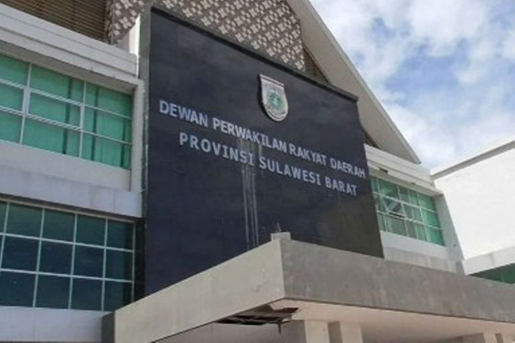 Geruduk DPRD Sulbar, mahasiswa ambil alih sidang paripurna membahas dugaan penistaan terhadap Pancasila yang dilakukan Gubernur Sulbar.