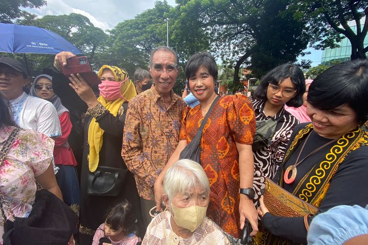 Karel dan keluarga yang sedang mengantre open house Presiden Joko Widodo di Istana Kepresidenan, Jakarta Pusat, Rabu (10/4/2024).