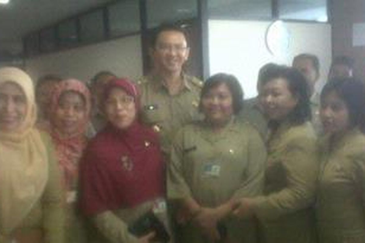 Wakil Gubernur DKI Jakarta Basuki Tjahaja Purnama (tengah belakang) berfoto bersama pegawai pemeringah Provinsi DKI Jakarta di Balaikota Jakarta, Rabu (17/10/2012).
