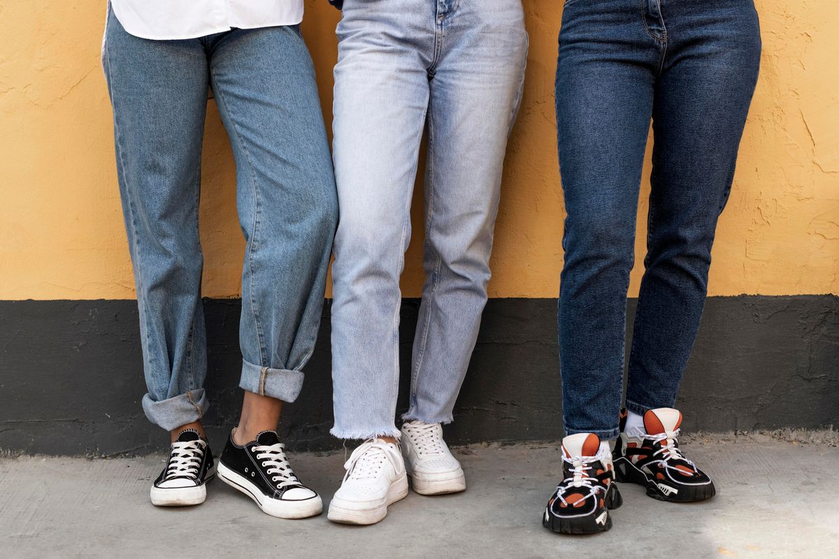 Ilustrasi jeans. Tahun 2025 menandai era baru tren jeans, saat potongan baggy, straight, hingga skinny hidup berdampingan dan gaya personal menjadi penentu utama.