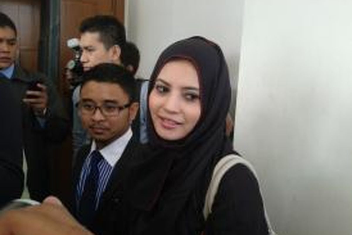 Novi Amalia usai menghadiri sidang di Pengadilan Negeri Jakarta Barat, Selasa (16/7/2013)