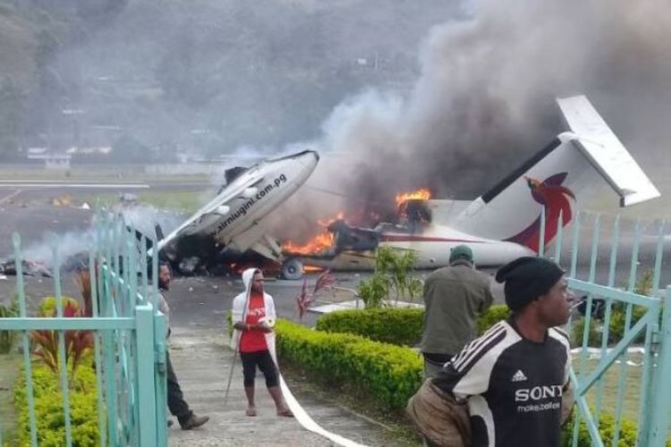 Pendukung yang marah dari kandidat yang kalah membakar pesawat penumpang di Dataran Tinggi Papua Nugini. (ABC News)
