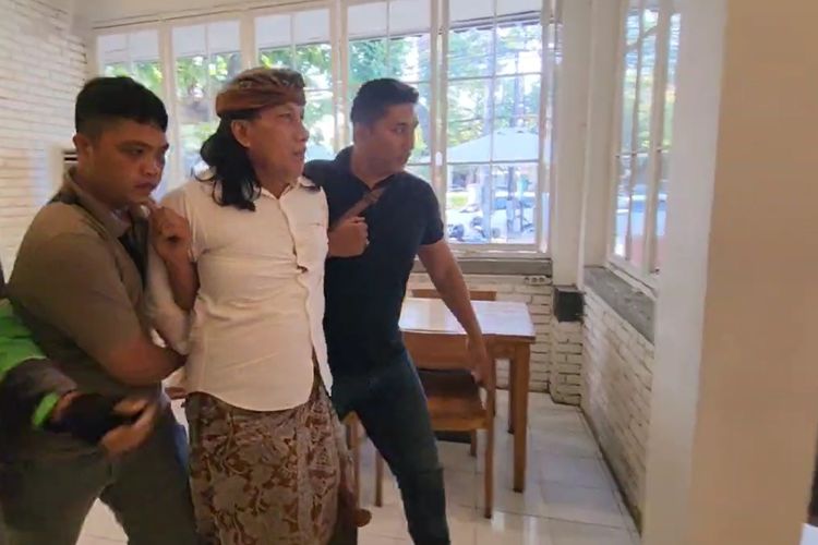 Bendesa atau Kepala Desa Adat Berawa, Kecamatan Kuta Utara, Kabupaten Badung, berinisial KR, saat terjaring operasi tangkap tangan (OTT) oleh Kejati Bali, pada Kamis (2/4/2024). /Dok. Humas Kejati Bali