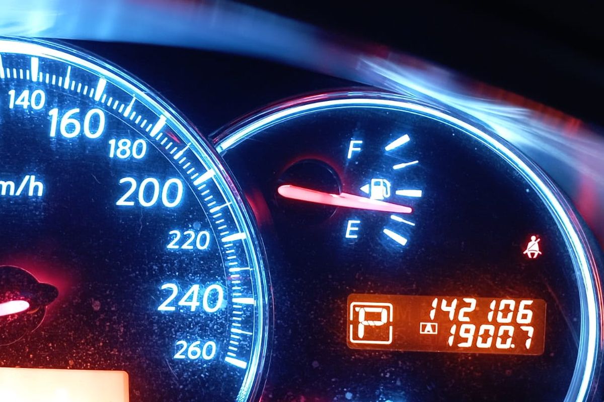 Indikator bensin untuk menunjukkan isi BBM di tangki.